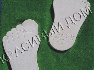 Декоративные бетонные плиты в форме следов на газоне